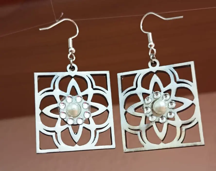 Orecchini bianchi con brillantini